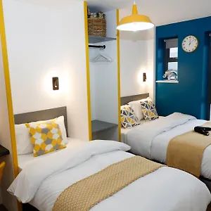  Apartment New Luxury In Location Next To Shops, Cafes, Bars & Metro